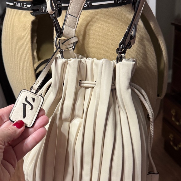 Vera Wang Cream Pleated Shoulder Bag - Picture 2 of 6